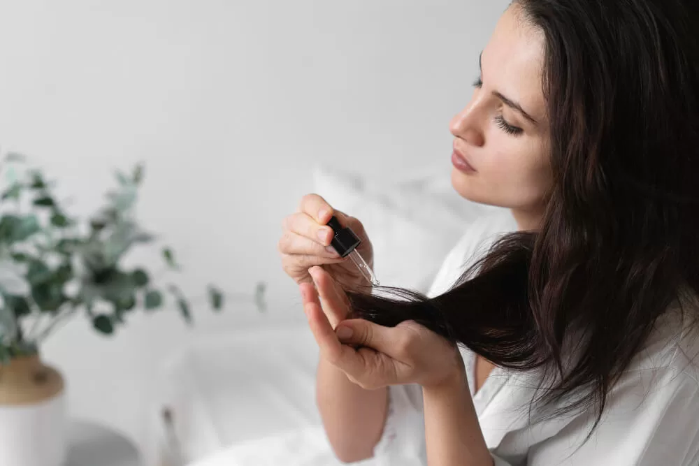 mulher usando receita para crescer o cabelo