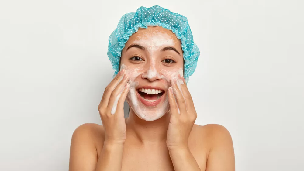 mulher limpando pele do rosto para fazer skincare
