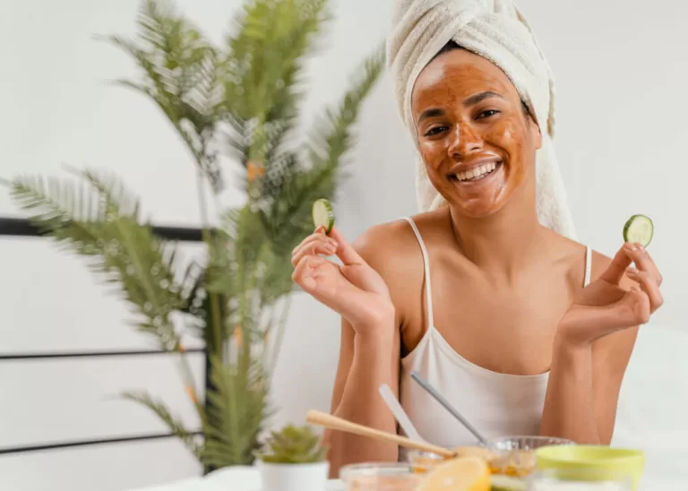 mulher praticando cuidados com a pele com alimentos saudáveis