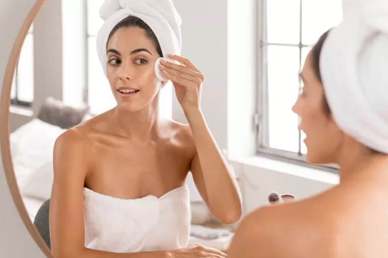 mulher cuidando da pele fazendo uma limpeza facial