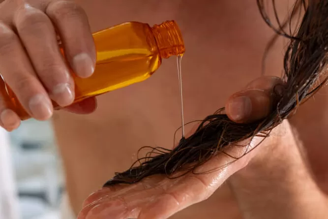 mulher usando óleo para crescer o cabelo
